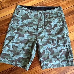 Volcom mens 34 cargo short.